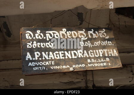 Un cartello bilingue - Hindi e Inglese - in Mysore Foto Stock