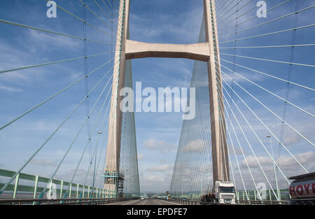 Attraversando il fiume Severn sul nuovo,seconda Severn Bridge,Principe di Galles,ponte a pedaggio, sulla autostrada M4 dall'Inghilterra,vicino a Bristol a Newport,Galles,UK Foto Stock