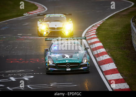 La Mercedes SLS dei team Black Falcon con driver Abdulaziz Bin Turki Al Faisal, Hubert Haupt, Yelmer Buurman und Jaap van Lagen in azione davanti a team Marc VDS BMW Z4 con Augusto Farfus e Joerg Mueller, Nicky Catsburg e Dirk Adorf sul ractetrack durante la 24 Ore del Nuerburgring gara di Nuerburg, Germania, 16 maggio 2015. Foto: Thomas Frey/dpa Foto Stock