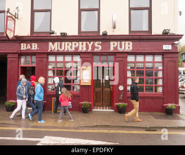 Pub e altri vivacemente colorati edifici in Dingle, una piccola città sulla penisola di Dingle in Kerry, Irlanda Foto Stock