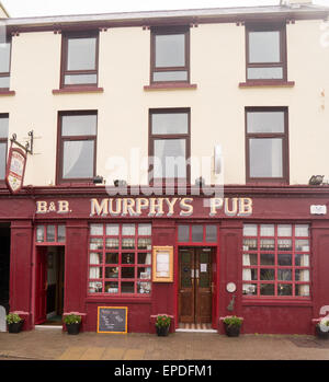 Pub e altri vivacemente colorati edifici in Dingle, una piccola città sulla penisola di Dingle in Kerry, Irlanda Foto Stock