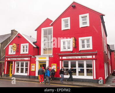 Pub e altri vivacemente colorati edifici in Dingle, una piccola città sulla penisola di Dingle in Kerry, Irlanda Foto Stock