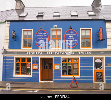 Pub e altri vivacemente colorati edifici in Dingle, una piccola città sulla penisola di Dingle in Kerry, Irlanda Foto Stock