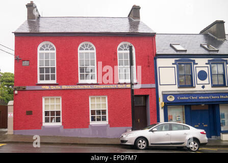 Pub e altri vivacemente colorati edifici in Dingle, una piccola città sulla penisola di Dingle in Kerry, Irlanda Foto Stock