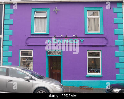 Pub e altri vivacemente colorati edifici in Dingle, una piccola città sulla penisola di Dingle in Kerry, Irlanda Foto Stock