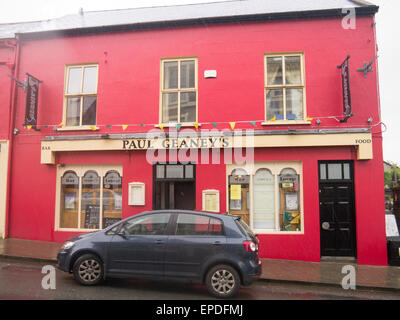 Pub e altri vivacemente colorati edifici in Dingle, una piccola città sulla penisola di Dingle in Kerry, Irlanda Foto Stock