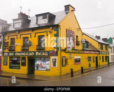 Pub e altri vivacemente colorati edifici in Dingle, una piccola città sulla penisola di Dingle in Kerry, Irlanda Foto Stock