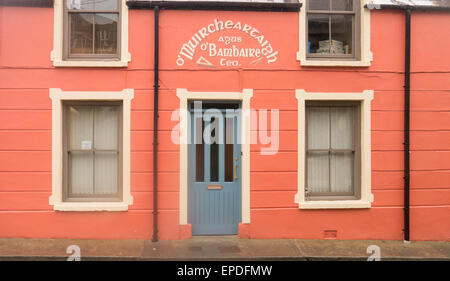 Pub e altri vivacemente colorati edifici in Dingle, una piccola città sulla penisola di Dingle in Kerry, Irlanda Foto Stock