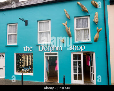 Pub e altri vivacemente colorati edifici in Dingle, una piccola città sulla penisola di Dingle in Kerry, Irlanda Foto Stock