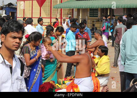 Il tempio e il pellegrinaggio precinct di Chamundi Hill, Mysore. Un uomo santo vende ghirlande Foto Stock