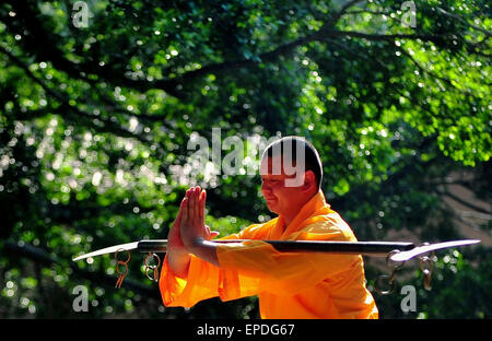 (150517) -- QUANZHOU, 17 maggio 2015 (Xinhua) -- Un monaco le pratiche di arte marziale a Quanzhou Tempio Shaolin in Quanzhou City, a sud-est della Cina di provincia del Fujian, 15 maggio 2015. Situato nella zona est della Montagna di Qingyuan di Quanzhou, il Quanzhou Tempio Shaolin, chiamato anche il Sud Il Tempio Shaolin, è il luogo di nascita del Sud Shaolin arte marziale, che ha diffuso a Taiwan, Hong Kong e Macao e anche il Sud Est asiatico dal Ming (1368-1644) e Qing (1644-1911). È anche chiamato congiuntamente "Sud e Nord " Shaolin Songshan con il Tempio Shaolin in Cina centrale della Provincia di Henan. Zen Foto Stock