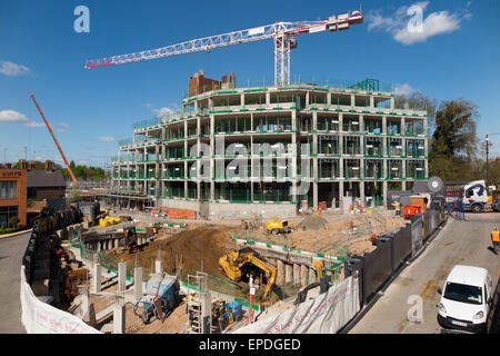 Cantiere ed esterno edificio di costruzione parzialmente costruito / nuova costruzione / edificio di appartamenti / appartamenti / appartamenti / appartamenti / appartamenti / appartamenti. REGNO UNITO. Siti Brownfield / Brown Field in fase di riqualificazione da parte di uno sviluppatore immobiliare. Foto Stock
