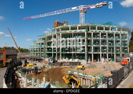 Cantiere ed esterno edificio di costruzione parzialmente costruito / nuova costruzione / edificio di appartamenti / appartamenti / appartamenti / appartamenti / appartamenti / appartamenti. REGNO UNITO. Siti Brownfield / Brown Field in fase di riqualificazione da parte di uno sviluppatore immobiliare. Foto Stock