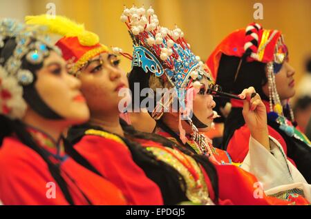 Jakarta, Indonesia. Il 17 maggio 2015. I partecipanti guardano le prestazioni durante la internazionale 'Ponte cinese' CONCORRENZA, Cinese Proficiency concorrenza estera per gli studenti universitari, a Jakarta, Indonesia, 17 maggio 2015. Un totale di 26 college gli studenti che hanno partecipato al concorso. © Zulkarnain/Xinhua/Alamy Live News Foto Stock