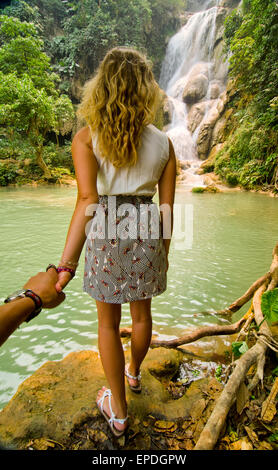 Un fotografo tenendo le mani con il suo modello Foto Stock