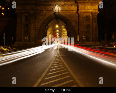 L'uscita di un tunnel con auto Foto Stock