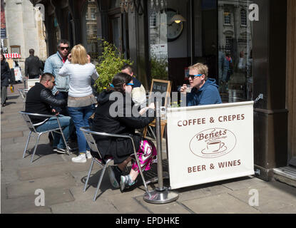 Persone bere e mangiare al fresco in Kings Parade Cambridge Cambridgeshire England Foto Stock
