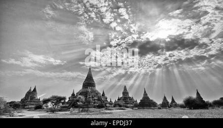 Antichi templi di Bagan, Myanmar in sun. Foto Stock