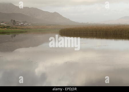 Laguna Kleinmond su un nuvoloso giorno Foto Stock