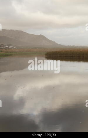 Laguna Kleinmond su un nuvoloso giorno Foto Stock