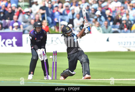 Hove, Brighton, Regno Unito. Il 17 maggio 2015. Il Sussex Mahela Jayawardena è colpiti da Gloucestershire's Tom Smith guardato da wicketkeeper Geraint Jones durante la NatWest T20 Blast partita di cricket tra Sussex squali e Gloucestershire a Hove County Ground Credit: Simon Dack/Alamy Live News Foto Stock