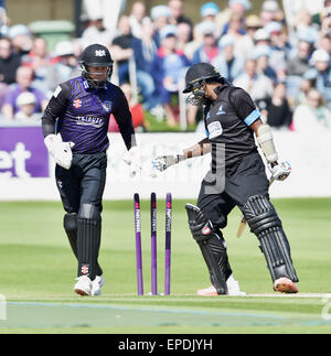 Hove, Brighton, Regno Unito. Il 17 maggio 2015. Il Sussex Mahela Jayawardena è colpiti da Gloucestershire's Tom Smith guardato da wicketkeeper Geraint Jones durante la NatWest T20 Blast partita di cricket tra Sussex squali e Gloucestershire a Hove County Ground Credit: Simon Dack/Alamy Live News Foto Stock