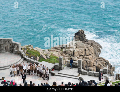 Una voce maschile coro ad esibirsi all'aria aperta Minack Theatre vicino Porthcurno in Cornovaglia, England, Regno Unito Foto Stock