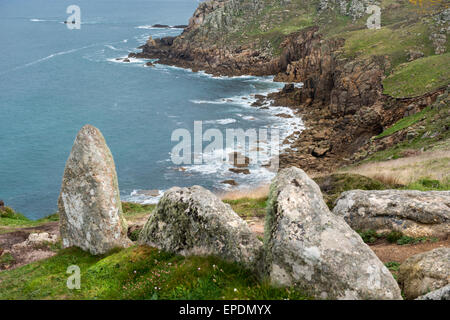 La costa frastagliata di West Cornwall sulla costa sud-ovest il percorso nei pressi di Land's End, England, Regno Unito Foto Stock