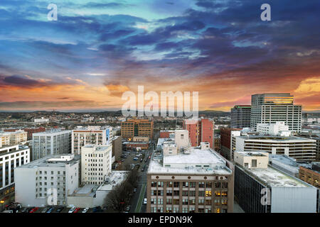 Tramonto su Portland Oregon Downtown Cityscape con cappa Mt nel lontano Foto Stock