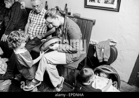 I bambini al pub mantenere locale delle tradizioni musicali viva. A Feakle Festival, un piccolo villaggio ma famosa per il suo festival di musica tradizionale che si tiene ogni anno, ormai più di venti anni, nel mese di agosto. County Clare, Irlanda, Europa. Foto Stock