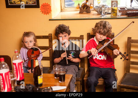 I bambini al pub mantenere locale delle tradizioni musicali viva. A Feakle Festival, un piccolo villaggio ma famosa per il suo festival di musica tradizionale che si tiene ogni anno, ormai più di venti anni, nel mese di agosto. County Clare, Irlanda, Europa. Foto Stock