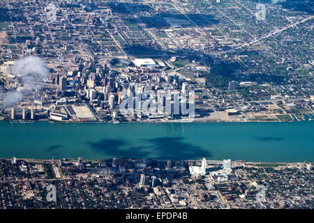 Vista aerea di Detroit, in Michigan con il Fiume Detroit. Foto Stock