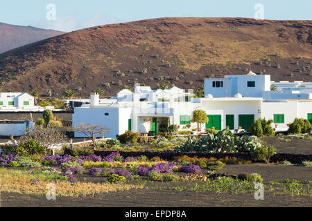 Tipica architettura nel villaggio di Yaiza a Lanzarote, Isole Canarie, Spagna Foto Stock