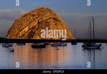 Morro Rock e Morro Bay all'alba Foto Stock