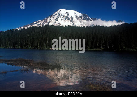 Manzanita lago ai piedi del Monte Lassen, California in Mt Lassen Parco Nazionale. Foto Stock