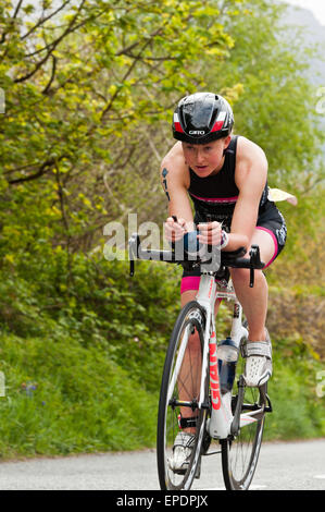 17 maggio 2015, Snowdonia, Gwynedd, Regno Unito . Suzie Richards di Leeds Bradford ciclismo Club il suo modo al Ladies' in primo luogo del Slateman Triathlon. Foto Stock