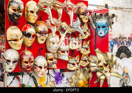 Gruppo di famosi Vintage tradizionale carnevale veneziano maschere closeup in un negozio di strada in corrispondenza di Venezia, Italia Foto Stock