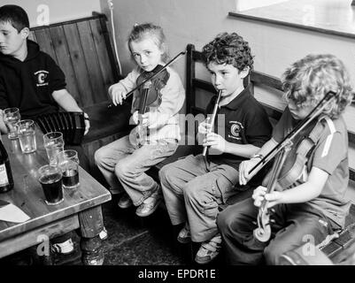 I bambini al pub mantenere locale delle tradizioni musicali viva. A Feakle Festival, un piccolo villaggio ma famosa per il suo festival di musica tradizionale che si tiene ogni anno, ormai più di venti anni, nel mese di agosto. County Clare, Irlanda, Europa. Foto Stock