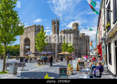 Pub sulla piazza del Castello di fronte a Caernarfon Castle, Caernarfon, Gwynedd, Wales, Regno Unito Foto Stock