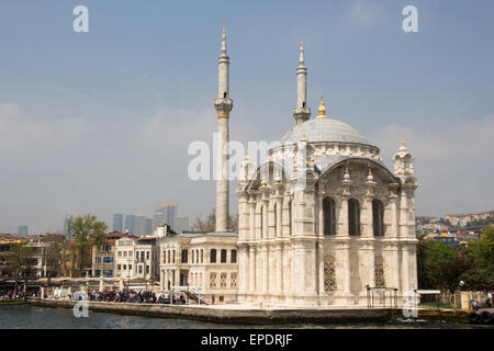 La moschea di Ortaköy è situato sulla riva di Ortaköy pier square a Istanbul sul Bosforo Foto Stock