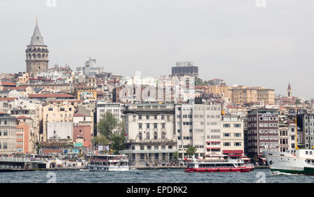 La Torre di Galata e Istanbul di costa europea da una barca sul Bosforo Foto Stock