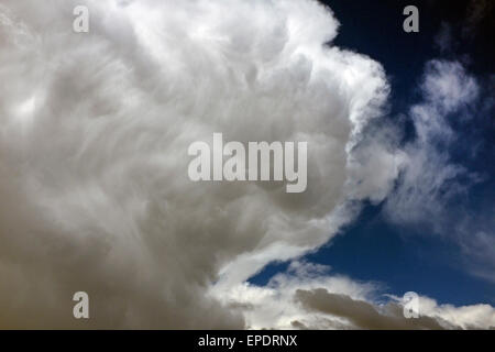 Una gigantesca nube di tempesta forme sopra l'alto deserto di Oregon centrale vicino alla città di piegatura. Foto Stock