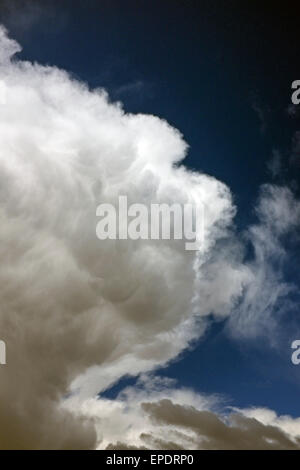 Una gigantesca nube di tempesta forme sopra l'alto deserto di Oregon centrale vicino alla città di piegatura. Foto Stock