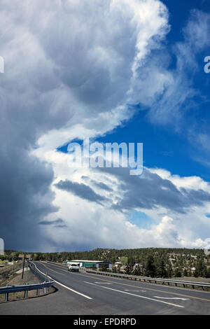 Una gigantesca nube di tempesta forme sopra l'alto deserto di Oregon centrale vicino alla città di piegatura. Foto Stock