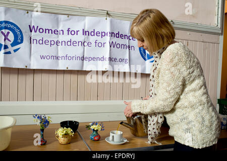 Le elezioni generali del 2015. Le donne per l'indipendenza libera cafe per gli elettori. Donna versando il tè Foto Stock