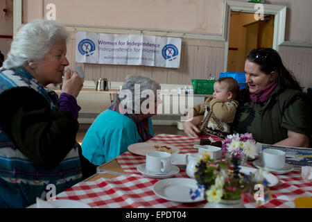 La Scozia, West Kilbride. Le donne per l'indipendenza libera cafe per gli elettori - donne chat circa la politica Foto Stock