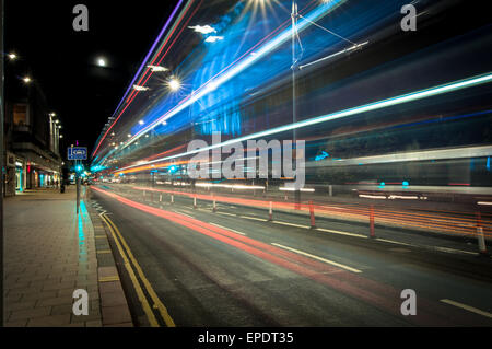 Sentieri di luce sinistra da autobus zoom passato su Princes Street di Edimburgo, Scozia Foto Stock