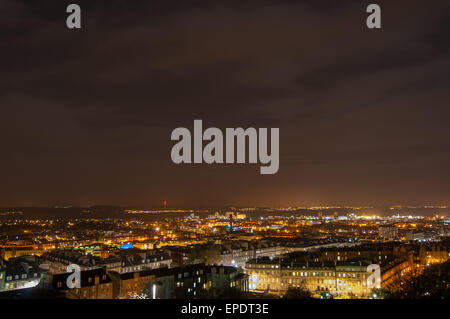 Una vista di Edimburgo di skyline della città illuminata di notte, preso da Calton Hill Foto Stock