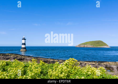 Faro e Puffin Island dal punto di Penmon, Anglesey, Galles, Regno Unito Foto Stock