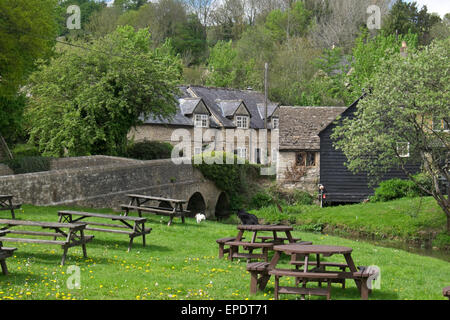 Il White Hart Inn, un pub di campagna, vicino a Ford Chippenham Wiltshire, Inghilterra REGNO UNITO Foto Stock